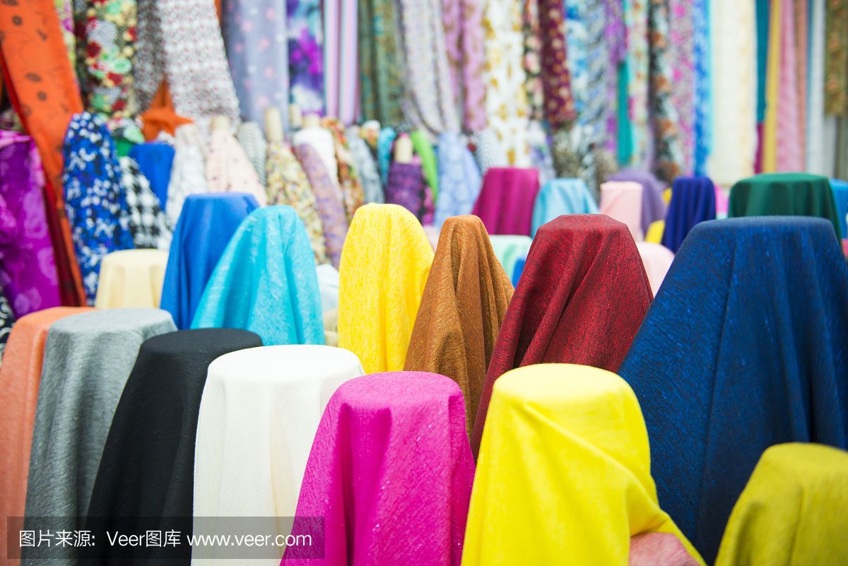 各种颜色的织物和纺织品在商店出售