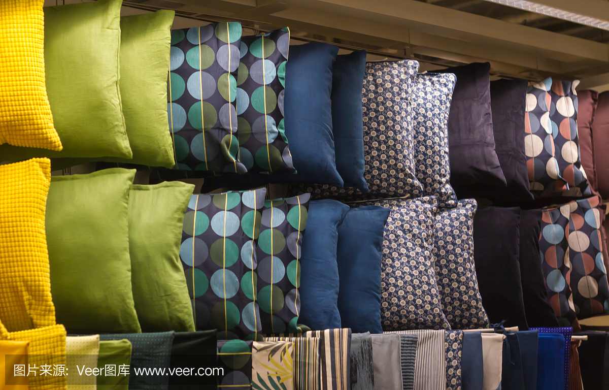 许多样品明亮的颜色枕头挂在货架上